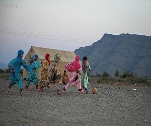 دختران ایرانی در حال انجام فوتبال