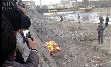عکس دختر افغانی که قران را سوزاند