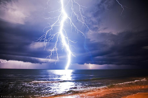 تصاویر رعد و برق در دریای موج زده و طوفانی